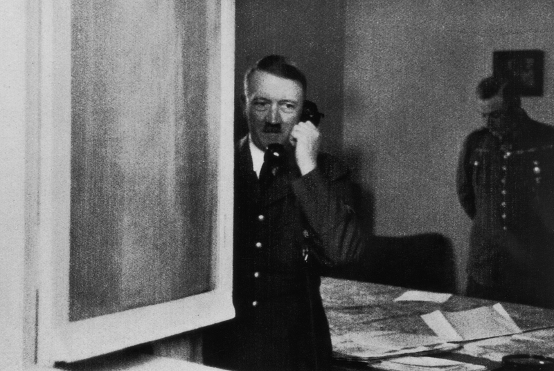 Imagen: Adolf Hitler hablando por teléfono (Hulton Archive / Getty Images).